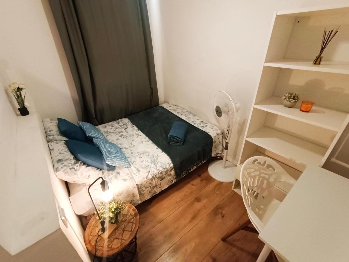 Private Rooms In Gothic Barcelona Exterior photo